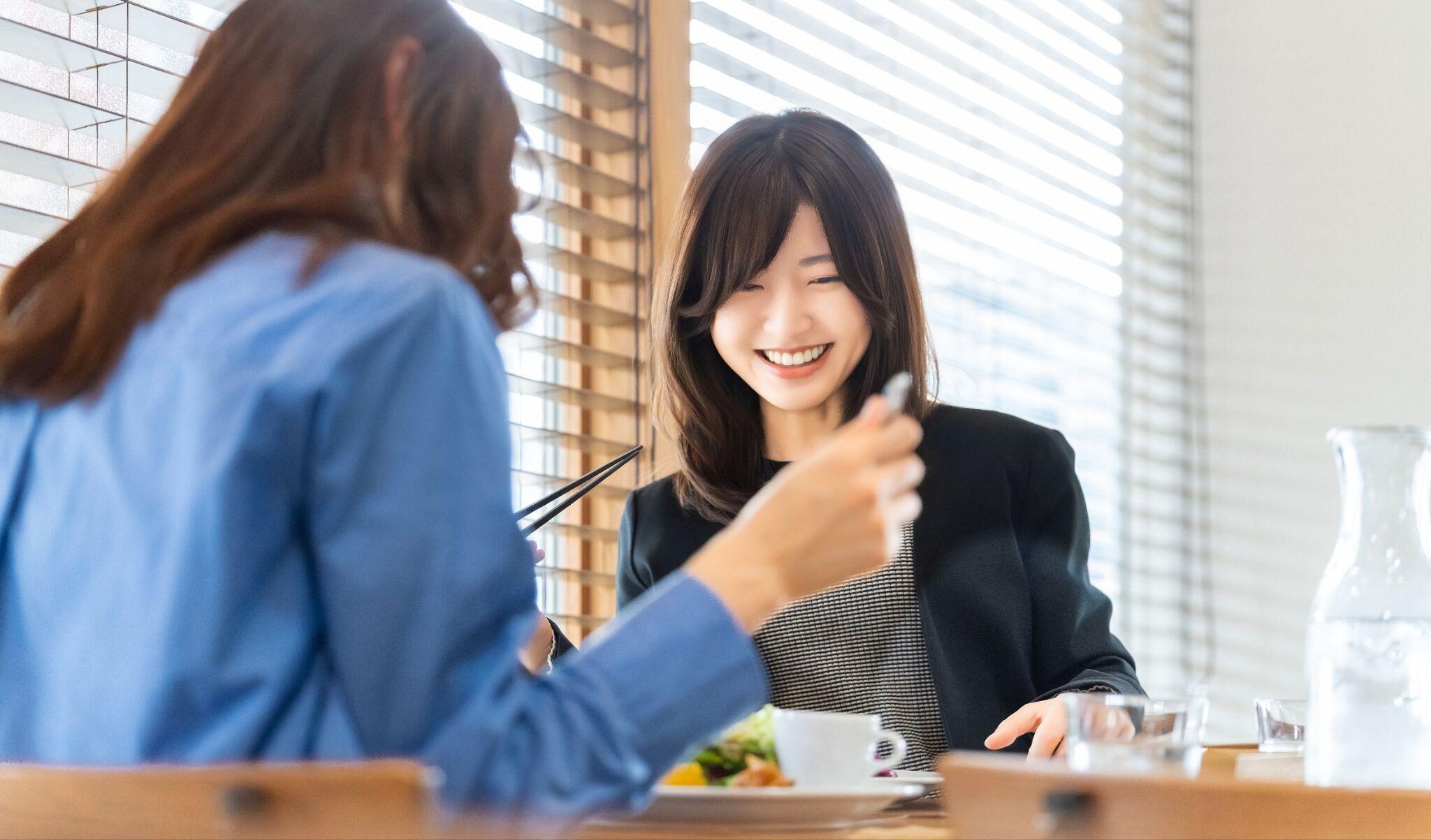 インビザライン矯正中の外食時の不安を解消！シーン別の対処法と持ち物リスト